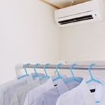 梅雨時の洗濯物を部屋干し！エアコンで上手に乾かす方法はコレ！