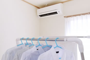 梅雨時の洗濯物を部屋干し！エアコンで上手に乾かす方法はコレ！